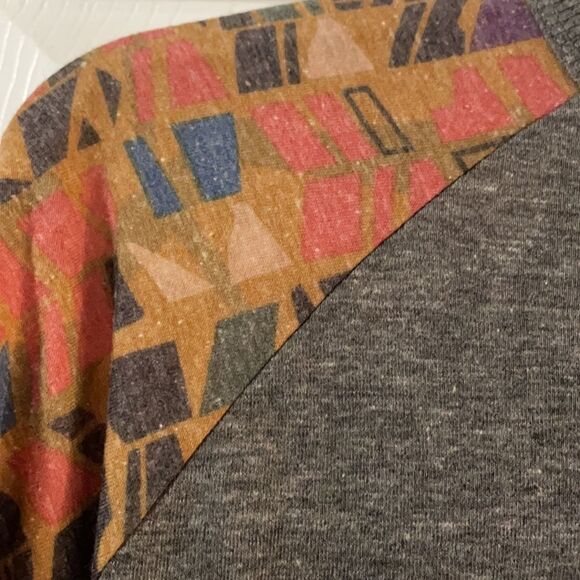 (5/$25) LuLaRoe Geometric/Aztec Print Gray Randy 3/4 top - Picture 2 of 9